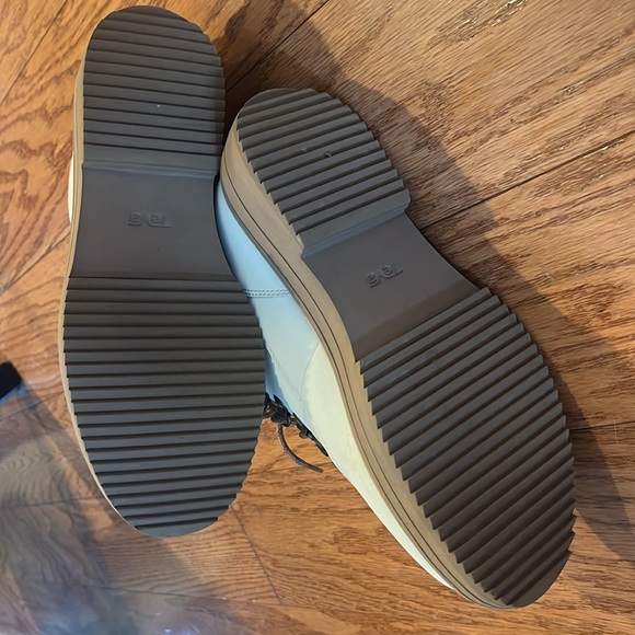 Never worn Teva boots! - Picture 3 of 3